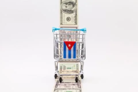 Strip of different us dollar banknotes and empty shopping trolley 库存照片