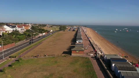 Stripe of green grass between town and beach Stock-Footage 161055708