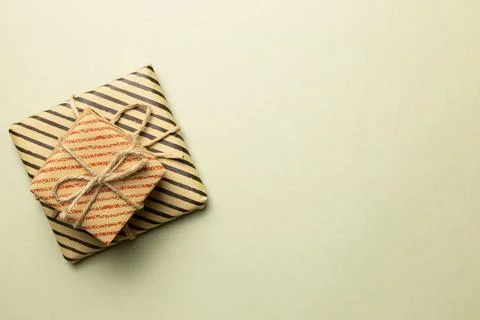 Stripe pattern gift boxes on khaki background. flat lay, top view, copy space Foto stock