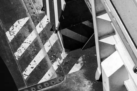 Striped caution pattern painted over grungy steel panels. Stockfoto's