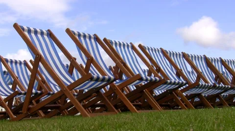 Striped folding chairs on the grass Vídeo Stock 41115786