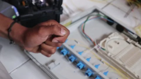 Stripping the fiber optic cable 库存影片 343328777
