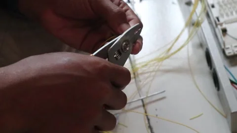 Stripping the fiber optic cable 库存影片 343328874