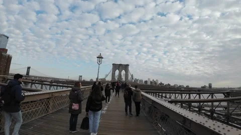 Stroll the Brooklyn Bridge while enjoying the beautiful, serene cloudy sky above Vidéo 291508983