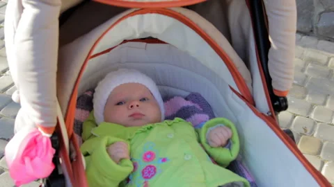 In a stroller a baby on a pavement Vidéo 109303478