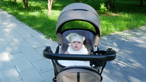 Stroller rolling away — keep hands on the handle. Vidéo 337541682