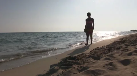 Strolling on the beach Vidéo 42387069