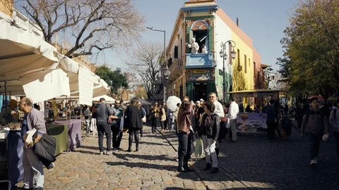 Strolling through the streets of Caminito, the symbolic district of Buenos Aires Stock-Footage 115995754