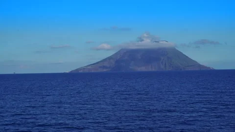 Stromboli Volcano with a cloud on top, Aerial view from above the sea 库存影片 150566135