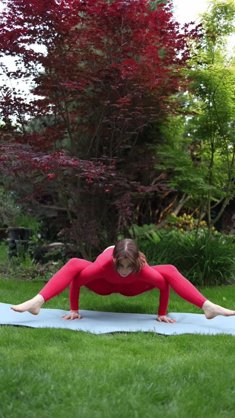 Strong arm balance in garden Vidéo 336528013