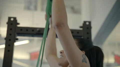 Strong athlete uses a pullup bar to train her upper body Stock Footage 305317034