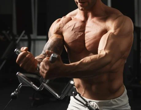 Strong bodybuilder doing exercise in the gym Foto stock
