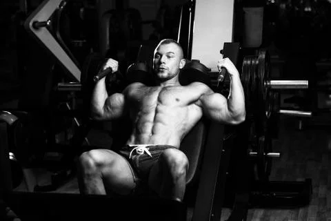 Strong Bodybuilder Training Quads Stock Photos