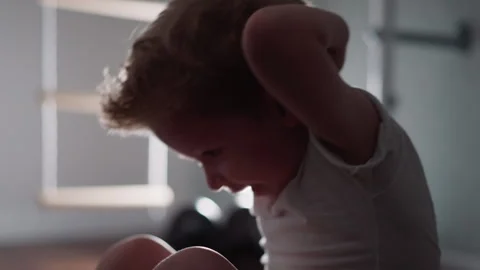 Strong boy puts hands behind head trying to pump up abs Vídeo Stock 243309961