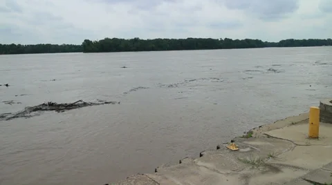 Strong Current on the Mississippi River Vidéo 39239456