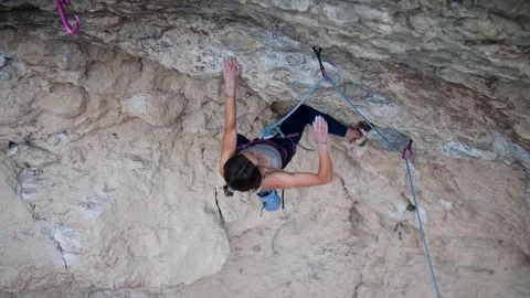 Strong female climber Video stock 276592071