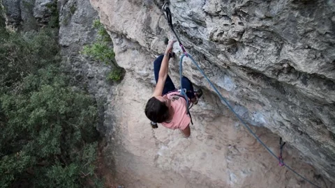 Strong female climber Video stock 277092385