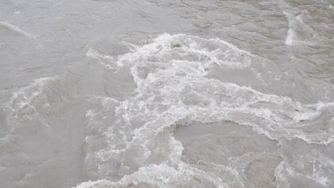 A strong flow of mountain rivers of dirty brown . Slow motion. A spray of water. Vidéo 108650037