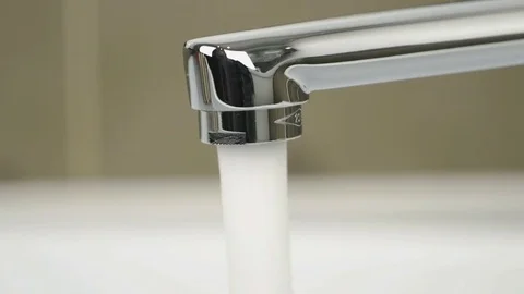 Strong flow of water pouring from chrome tap Видео 72474284