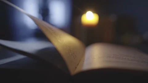 A strong gust of wind almost turns the page of the book in the foreground. Vídeos de archivo 234421816