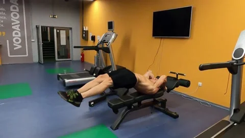 Strong guy doing dragon flag exercise Video stock 138855004