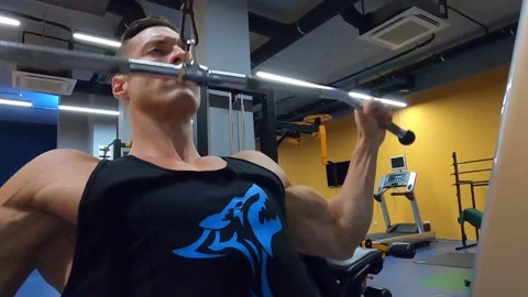 Strong guy workout his back muscle Video stock 138855175