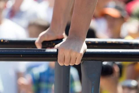 Strong hands on the bar in training 库存照片
