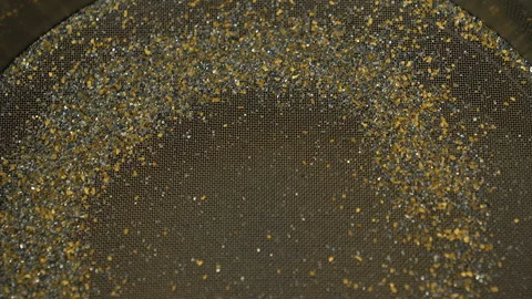 Strong Magnet separates the rocks from the precious gold metal material Vídeo Stock 241125530
