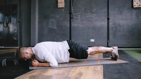 Strong man does plank saws, exersize at gym. Video stock 112062810