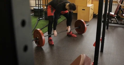 Strong man doing barbell snatch exercise at the gym Vídeo Stock 75859394