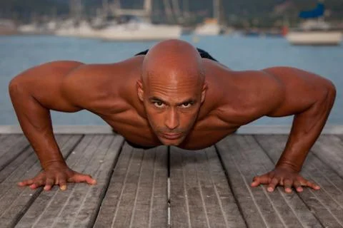 Strong man doing press ups Foto stock