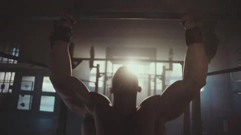 Strong man doing pull-ups 스톡 동영상 236181886