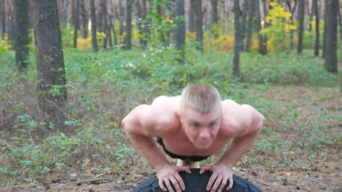 Strong man doing push ups in forest. Male sportsman exercising at nature. Sport Stock-Footage 252368200
