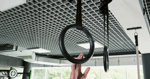 Strong man hands preparin pull ups on gymnastic rings. Slow motion Video stock 116509802