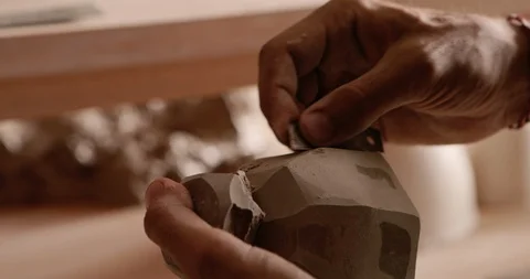 Strong man hands working with raw clay. Work close-up. Vídeos de archivo 127394878
