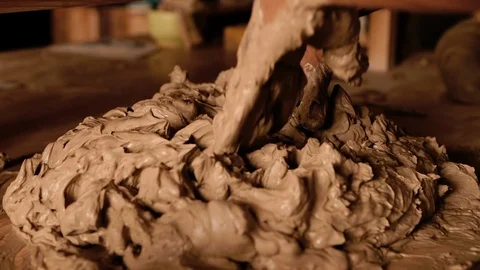 Strong man hands working with raw clay. Work close-up. Vídeo Stock 127396155