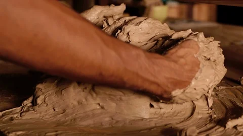 Strong man hands working with raw clay. Work close-up. Vídeo Stock 127396766