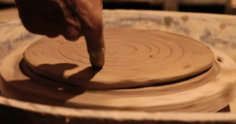Strong man hands working with raw clay. Work close-up. Vídeos de archivo 127398885