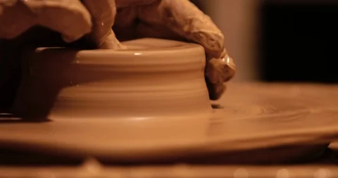 Strong man hands working with raw clay. Work close-up. Vídeo Stock 127504748