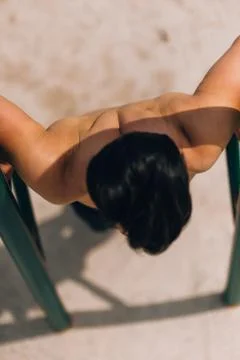 Strong man performing pull ups in a bar Stock-Fotos