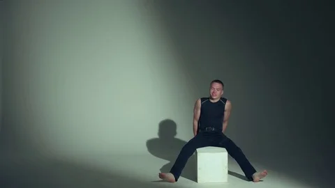 Strong man performs handstand Video stock 78347504