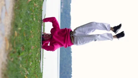 Strong man practiced difficult it yoga pose on lake.flipping upside vertical Vidéo 253827512