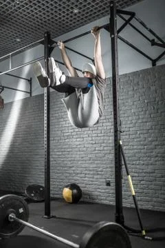 Strong man pull-up workout Fotos de archivo