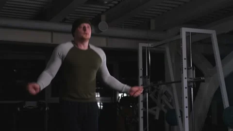 Strong man quickly jumping rope Vidéo 170478926