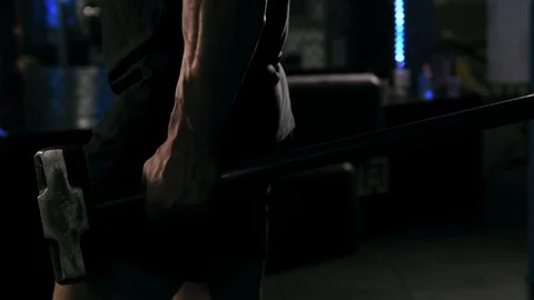 Strong man in training with a hammer and wheel Video stock 88930955