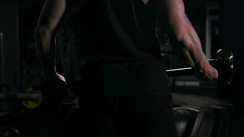 Strong man in training with a hammer and wheel 库存影片 88931012