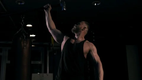 Strong man in training with a hammer and wheel Video stock 88931029