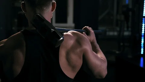 Strong man in training with a hammer and wheel Video stock 88931112