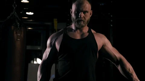 Strong man in training with a hammer and wheel Video stock 88931147