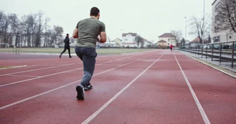 Strong muscular man doing walking lunges Video stock 145347143